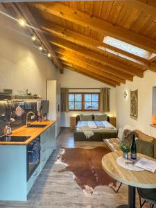 een keuken en een woonkamer met een bed op de achtergrond bij Haus Kilian in Berchtesgaden