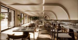 ein Restaurant mit Tischen und Stühlen in einem Raum in der Unterkunft Aethra in Nydri