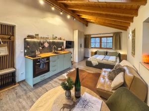 een keuken en woonkamer met een bank en een tafel bij Haus Kilian in Berchtesgaden