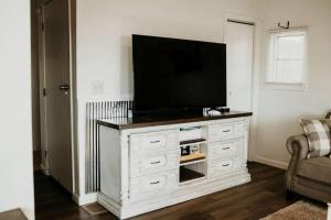 Et tv og/eller underholdning på Centrally located - Perch Lake Bungalow - Hot-tub!