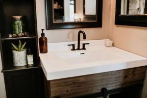 Billede fra billedgalleriet på Centrally located - Perch Lake Bungalow - Hot-tub! i Baxter + 33 billeder