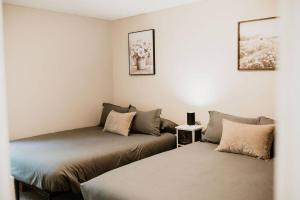 En eller flere senge i et værelse på Centrally located - Perch Lake Bungalow - Hot-tub!