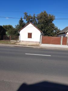 Budova, kde se penzion nachází + 1 fotografie