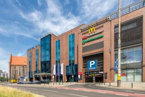 弗罗茨瓦夫弗罗茨瓦夫市中心美居酒店的街上有一栋大型砖砌建筑，里面有一家麦当劳餐厅。