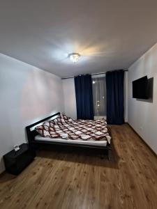 ein Schlafzimmer mit einem Bett und einem Fernseher darin in der Unterkunft Apartament ultracentral Ștefan cel mare in Craiova