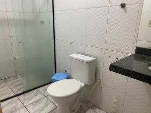 Et badeværelse på Apartamento 2 quartos excelente localização