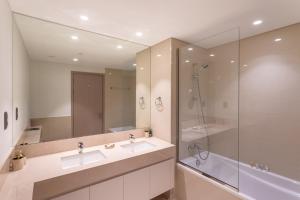 Billede fra billedgalleriet på Vacationer I Luxury 2 Bedroom I Burj Khalifa View I Downtown I Free Gym, Pool, Parking & Wi-Fi i Dubai