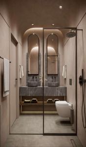 ein Badezimmer mit Toilette und drei Spiegeln in der Unterkunft Aethra in Nydri