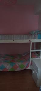 En eller flere senge i et værelse på mariano decarlini + 1 billede