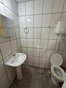ein Badezimmer mit Toilette und Waschbecken in der Unterkunft Pousada o Rancho in Jijoca de Jericoacoara
