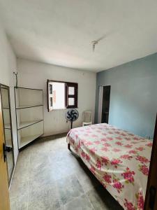 ein Schlafzimmer mit einem großen Bett und einem Fenster in der Unterkunft Pousada o Rancho in Jijoca de Jericoacoara