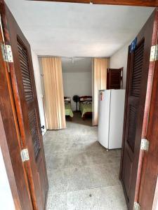 Zimmer mit Kühlschrank und Zimmer mit Schlafzimmer in der Unterkunft Pousada o Rancho in Jijoca de Jericoacoara