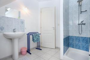 une salle de bain avec lavabo et douche dans l'établissement L'écrin sous les chênes - Wifi - Jardin, à Olivet