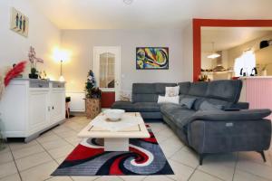 un salon avec un canapé et une table dans l'établissement L'écrin sous les chênes - Wifi - Jardin, à Olivet