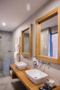 a bathroom with two sinks and a shower at Abittare Hotel in Cusco