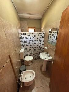 un piccolo bagno con un water e un lavandino di Las Casitas De Moni a Villa del Dique