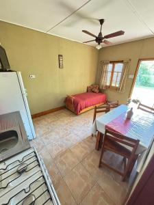 un soggiorno con letto e tavolo di Las Casitas De Moni a Villa del Dique