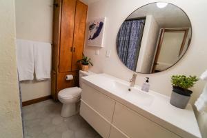 Et badeværelse på Secluded Mountain Cabin on 5 Acres with Creek + 62 billeder