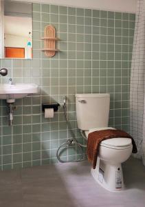 ein Badezimmer mit Toilette und Waschbecken in der Unterkunft Payim farm พายิ้มฟาร์ม in Ban Nam Khrai