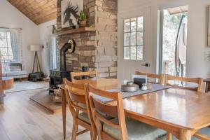 Et opholdsområde på Secluded Mountain Cabin on 5 Acres with Creek