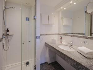 a bathroom with a sink and a shower at Classik Hotel Hackescher Markt - Self Check In in Berlin +20 photos