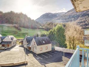 een luchtzicht op een huis met een parkeerplaats bij T2 cabine 6 pers à Luz, calme, parking, animaux OK - FR-1-402-13 in Luz-Saint-Sauveur