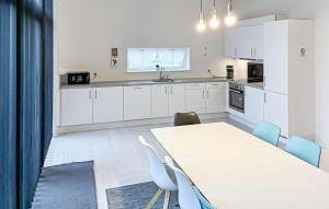 Η κουζίνα ή μικρή κουζίνα στο Gorgeous Home In Odder With Wifi