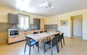 Η κουζίνα ή μικρή κουζίνα στο Cozy Home In Floridia