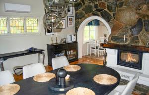 Køkken eller tekøkken på 3 Bedroom Stunning Home In Norrtälje