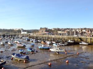 een groep boten is aangemeerd in een haven bij Pear Tree Farm Cottages - Rchm38 in Ebberston