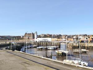 een groep boten aangemeerd in een haven bij Pear Tree Farm Cottages - Rchm38 in Ebberston +2 foto's