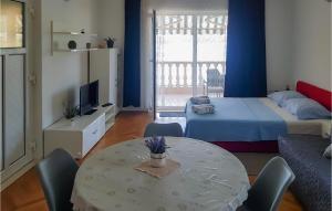 Giường trong phòng chung tại Gorgeous Apartment In Rogotin-Ploce With Wifi +2 ảnh