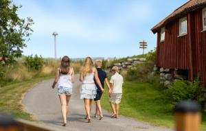 un groupe de personnes marchant dans une rue dans l'établissement Lovely Home In Myggenäs With Sauna, à Krommeröd