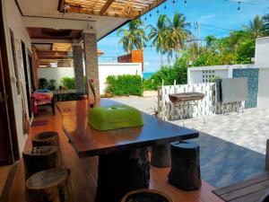 patio con tavolo e sgabelli in legno di เดอะเบสท์ พูลวิลล่า ขนอม a Ban Tha Chan