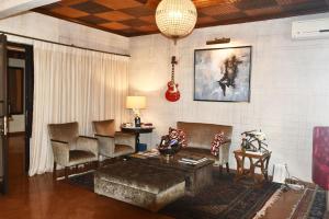 Posezení v ubytování The Village Courtyard Hotel