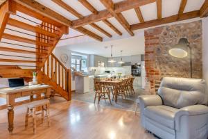 Khu vực ghế ngồi tại 4 Bed in Roughton oc-1618