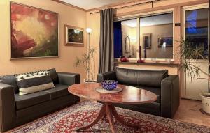 een woonkamer met een bank en een tafel bij 4 Bedroom Pet Friendly Home In Karlstad in Våxnäs