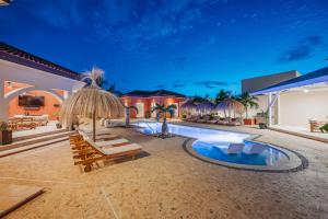 Hồ bơi trong/gần BrandNew Mansion 2 min to Eagle and Palm Beach includes HighEnd Amenities