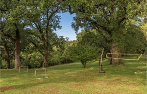 ein Spielfeld mit zwei Tornetzen und Bäumen in der Unterkunft Stunning Home In Brecevici in Brečevići