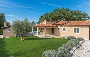 ein Haus mit einem grünen Hof mit einem Haus in der Unterkunft Stunning Home In Brecevici in Brečevići + 22 Fotos