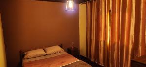 En eller flere senge i et værelse på Doras Home