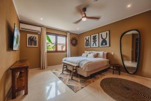 Giường trong phòng chung tại BrandNew Mansion 2 min to Eagle and Palm Beach includes HighEnd Amenities +114 ảnh