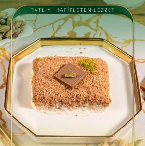 イスタンブールにあるShanti Garden Bosphorusの皿に盛られたチョコレートケーキ +23枚の写真