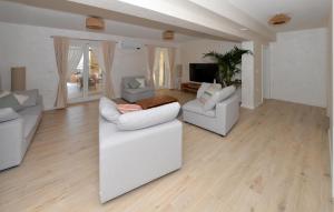 Posezení v ubytování Beautiful Home In Dobropoljana