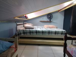 Un dormitorio con una litera con techo. en Hostel & Cia Itanhaém, en Itanhaém 158 fotos más