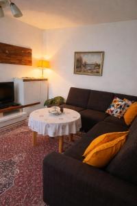 a living room with a couch and a table at Heumöderntal in Treuchtlingen