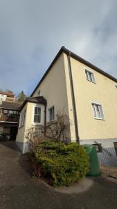 a white house with at Heumöderntal in Treuchtlingen