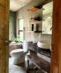 科隆VALLE VERDE - San Nicolas的带马桶和水槽的浴室