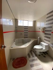 阿雷基帕Casa Acogedora de Estilo Clásico的带浴缸和马桶的白色浴室