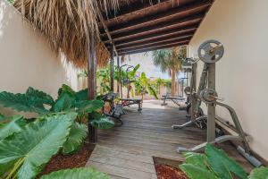 Phòng/tiện nghi tập thể dục tại BrandNew Mansion 2 min to Eagle and Palm Beach includes HighEnd Amenities